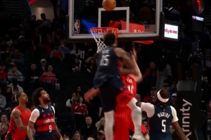 涨球了！杨瀚森挡拆下顺三步上篮被犯规 随后两罚稳稳命中！