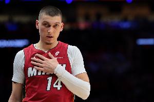 撑起球队进攻！希罗首节出战11分钟 11中7&三分6中2轰下16分