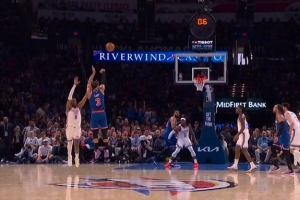 把握住机会！半场最后一攻布伦森吸引包夹 哈特空位三分压哨命中