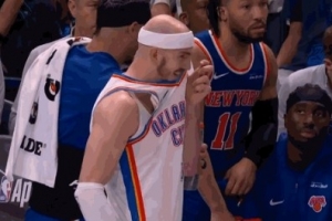 这不俩小孩么!卡鲁索想拿下哈特手中饮料后者挤到卡鲁索脸上嬉笑