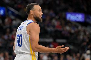 记者：库里可能是NBA历史上受到最离奇吹罚对待的球员