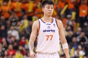 上半场扣爽了!张镇麟半场4中4拿到8分2板5助3断 正负值+13
