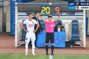 比赛第61分钟，蓉城换人调整，王子铭换下费利佩