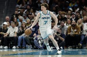 站出来了!克尼佩尔里突外投个人连拿5分止血