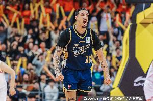 双枪乱舞!奎因&麦考尔打满首节合计11中7砍19分5助 但都身背2犯