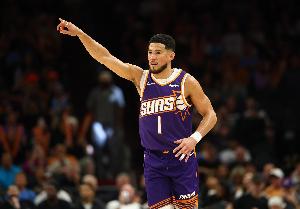 后场双核！布克&杰伦·格林首节合计9中4拿到13分5板5助