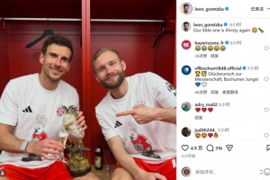 还留着呐！格雷茨卡、莱默尔夺冠后与鹦鹉饰品合影