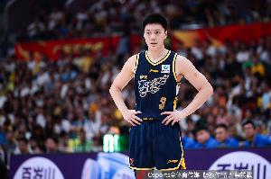 就始终找不到手感!胡明轩半场不到16分钟 5中1&三分4中1