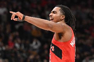 差距挺大！猛龙替补席三人上双共得到45分 骑士替补仅19分