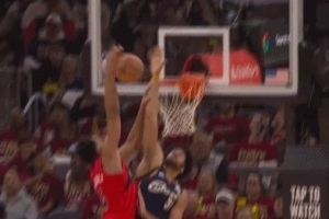 精神可嘉！斯科蒂·巴恩斯试图隔扣贾勒特·阿伦 但因脱手而失败