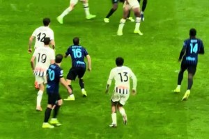 国米球迷晒实拍：裁判连续漏判两个点球，看台上劳塔罗无语凝噎