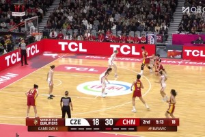 默契的双人配合！李月汝挡拆顺下，接杨舒予妙传轻松上篮取分！