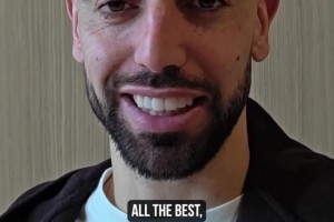 共赴荣光！B费领衔曼联全队为女队决赛对阵切尔西助威