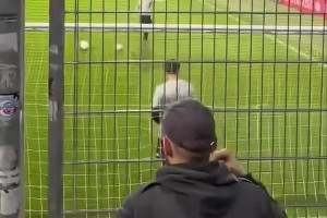 牢笼海景看台！客队球迷被铁丝网四面包围但扭头能看海！