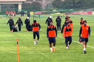 记者牛志明：高准翼回来了，没有佩戴任何护具，外援都参加了训练