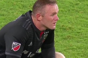 红魔精神！当时快退役的鲁尼，仍然用行动诠释那该死的足球魅力