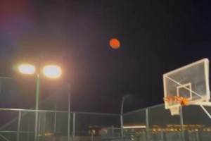 实拍：居莱尔用篮球进了个超远世界波，这比库里还夸张啊