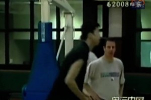 回顾02年王治郅不归事件始末！因夏联与国家队备战冲突！