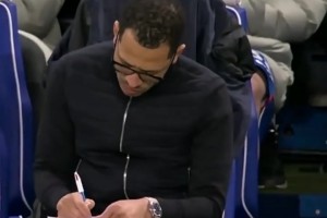 笔记型教练？罗塞尼尔比赛中十分认真的在本子上记录着什么