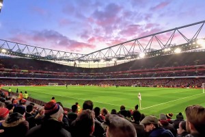 苦尽甘来？一起来感受阿森纳主场此前的美丽晚霞和队歌！