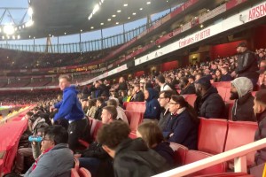 团建？名场面：西汉姆联阿森纳球迷合唱“如果讨厌热刺就起立”