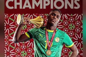 塞内加尔中场尼亚卡特晒冠军照反击：来拿呀！真是疯了！！！