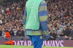 伤愈归来！场边热身的姆巴佩蓄势待发，只等一声令下