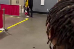 暖心偶像❤️詹姆斯听到小孩乞求签名，本要离开但停下了脚步~