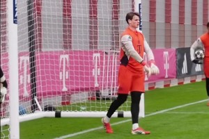 有望出战！来看看拜仁小门神乌尔比希近期的倒地扑球训练！