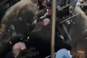 实拍：维尼修斯在球员通道里和市政官员及球员发生争执