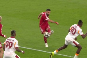 无解弧线终结悬念！萨拉赫兜射死角破门！利物浦总比分4-1领先