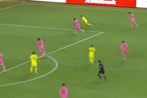 看傻了！迈阿密3名后卫将自家门将挤开被打空门得分！