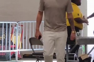 一副没睡醒样子！湖人从休斯敦飞赴迈阿密 东契奇赛前抵达球馆