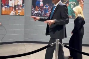 库里老爹戴尔库里！老库里身上也有一股别样的气质