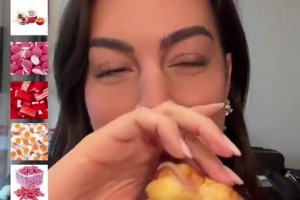 乔治娜吃着牛角包玩特效！听到打分结果后，连身后的男士都忍不住