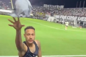 依然是球迷的最爱！收到内马尔训练服的女球迷欣喜若狂！