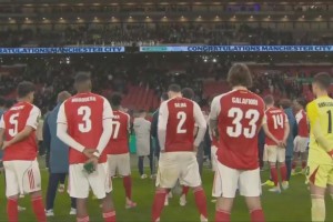 狂欢与落寞！曼城捧杯庆祝夺冠，枪手众将场下旁观！