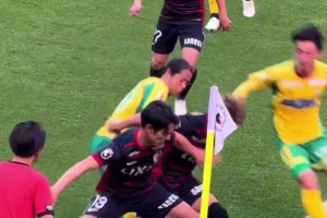 似曾相识！J联赛惊现肉盾式护球！全员叠罗汉抢球这是模仿中超嘛