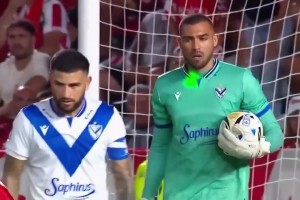 危险行为！摄影师敏锐的发现了激光笔，网友对此怎么看？