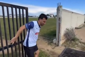 由奢入俭！网友恶搞：当热刺降级后去英冠保级队的主场比赛…