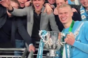 魔人不干净了！哈兰德合影时遭球迷“激吻”