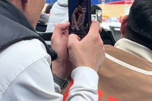 兄弟带着目的来的！别人看比赛你专盯拉拉队