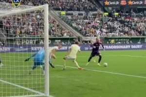 脚下细腻！罗伊斯脚后跟助攻队友进球！