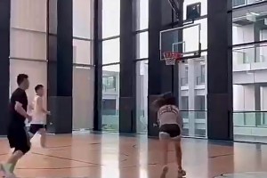 好家伙，小姐姐这身板+球技，是野球场李梦？