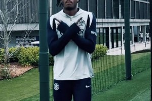 队长快回来！训练场上比塞克做出劳塔罗标志性庆祝动作