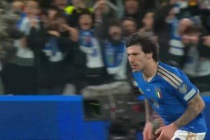 一剑破盾！托纳利精彩凌空斩破门！意大利围攻终于打破僵局！