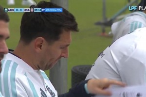 实拍：尼科·帕斯任意球破门后，斯卡洛尼对梅西说了什么？